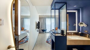 Chambre Premier, 1 lit double | Aire de séjour | Téléviseur à DEL de 32 po avec télévision par satellite, téléviseur