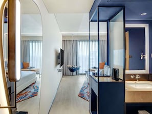 Premier Room, 1 Double Bed | 1 bedroom, premium bedding, minibar, in-room safe