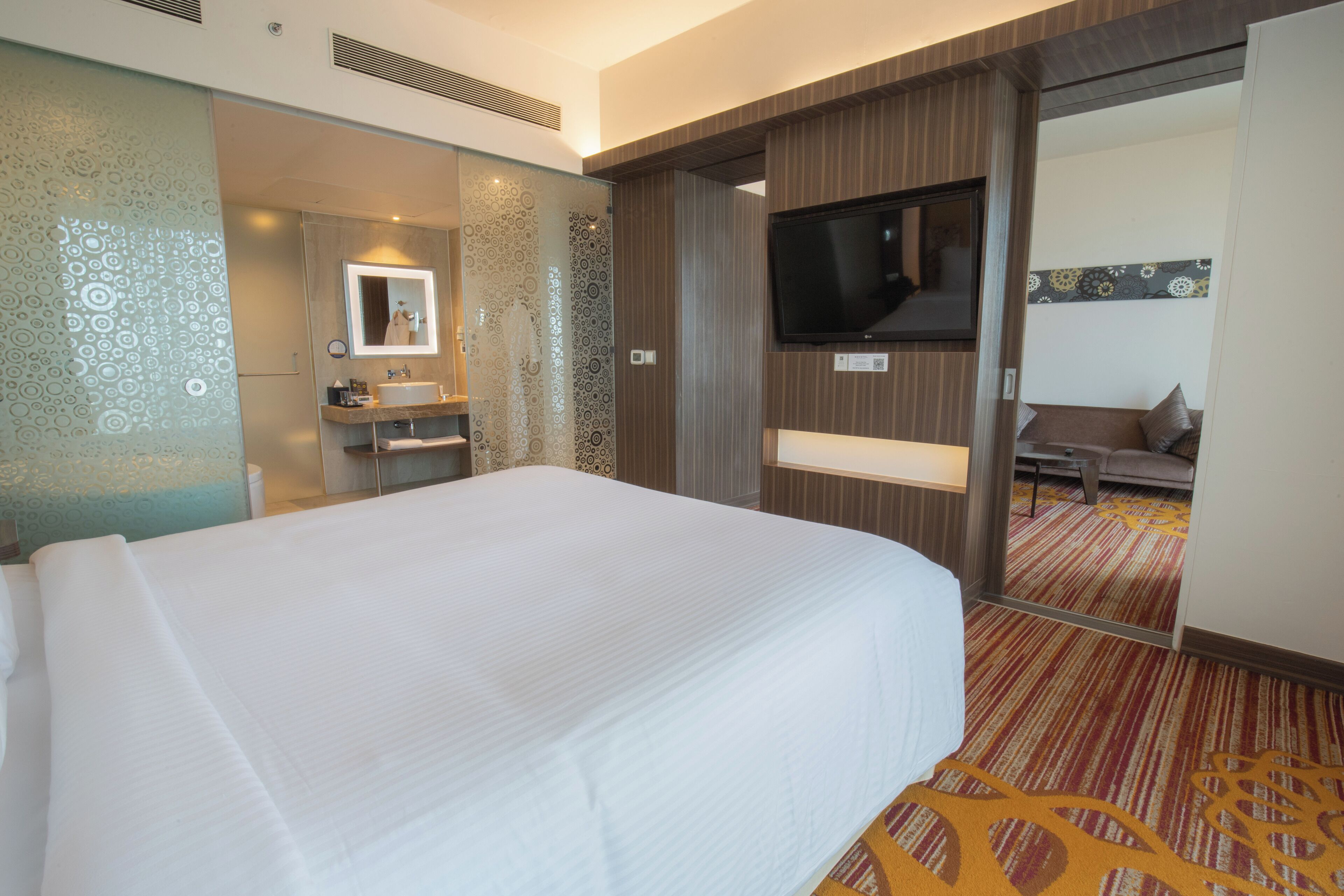 Executive Suite, 1 King Bed | Premium bedding, minibar, in-room safe, desk