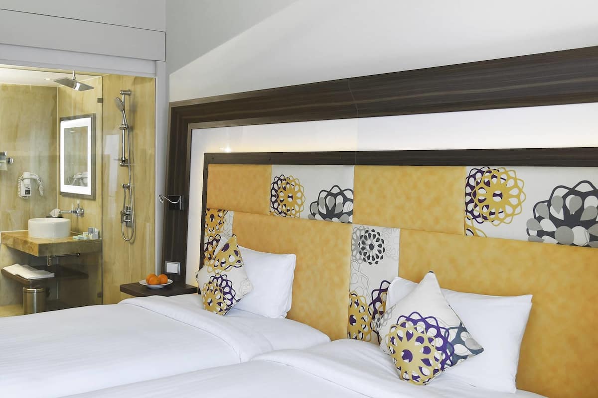 Sengetøy av topp kvalitet, minibar, safe på rommet og skrivebord