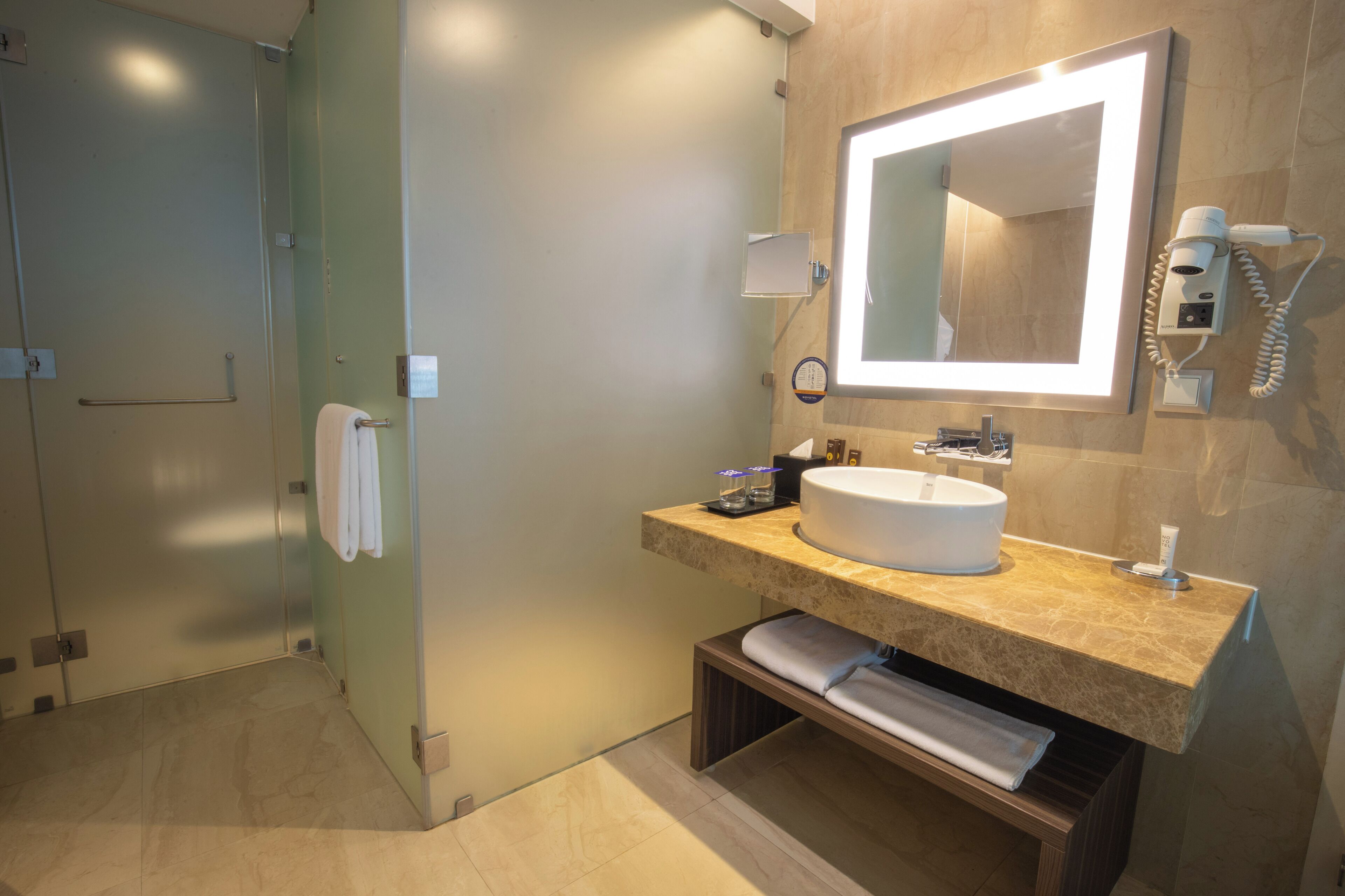 Suite Junior, 1 très grand lit | Salle de bain | Douche, douche cascade, articles de toilette griffés, séchoir à cheveux