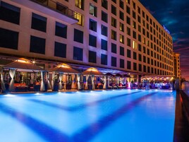Una piscina al aire libre