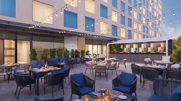2 restaurants; breakfast, lunch, and dinner served