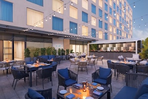 2 restaurants servant le petit déjeuner, le déjeuner et le dîner