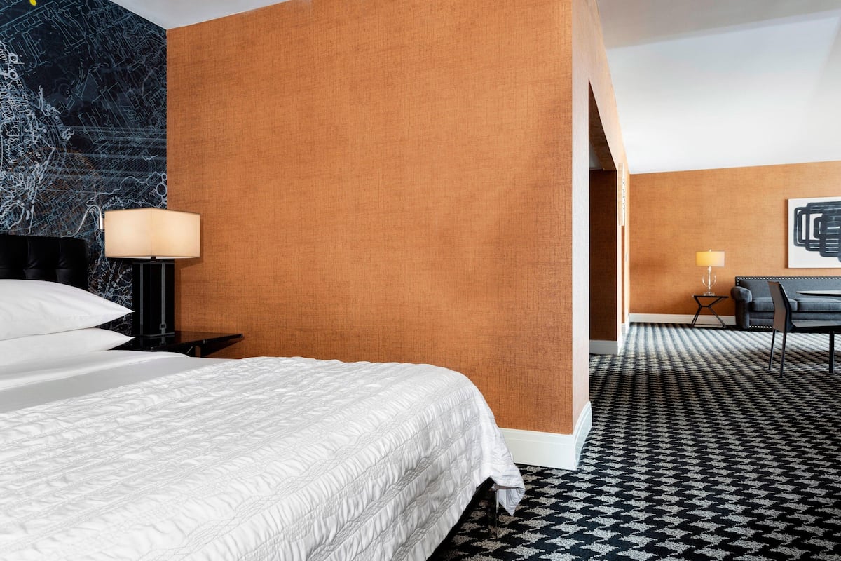 Premium bedding, in-room safe, desk, iron/ironing board