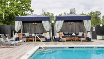 Una piscina techada, una piscina al aire libre de temporada