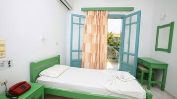 Standard Studio (Triple) | In-room safe, desk, free cribs/infant beds, bed sheets
