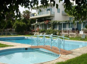 Seasonal outdoor pool, pool umbrellas, pool loungers - Anatoli Apartments (Hersonissos)