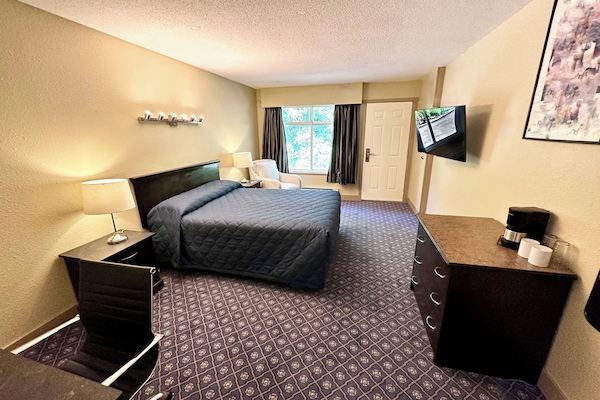 Standard Room, 1 Queen Bed | Soundproofing, iron/ironing board (on request), WiFi (free), bed sheets