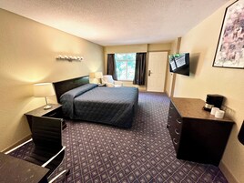 Standard Room, 1 Queen Bed | Soundproofing, iron/ironing board, free WiFi, bed sheets