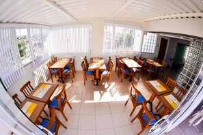 Free daily buffet breakfast - Pousada Fernandes (Arraial do Cabo)