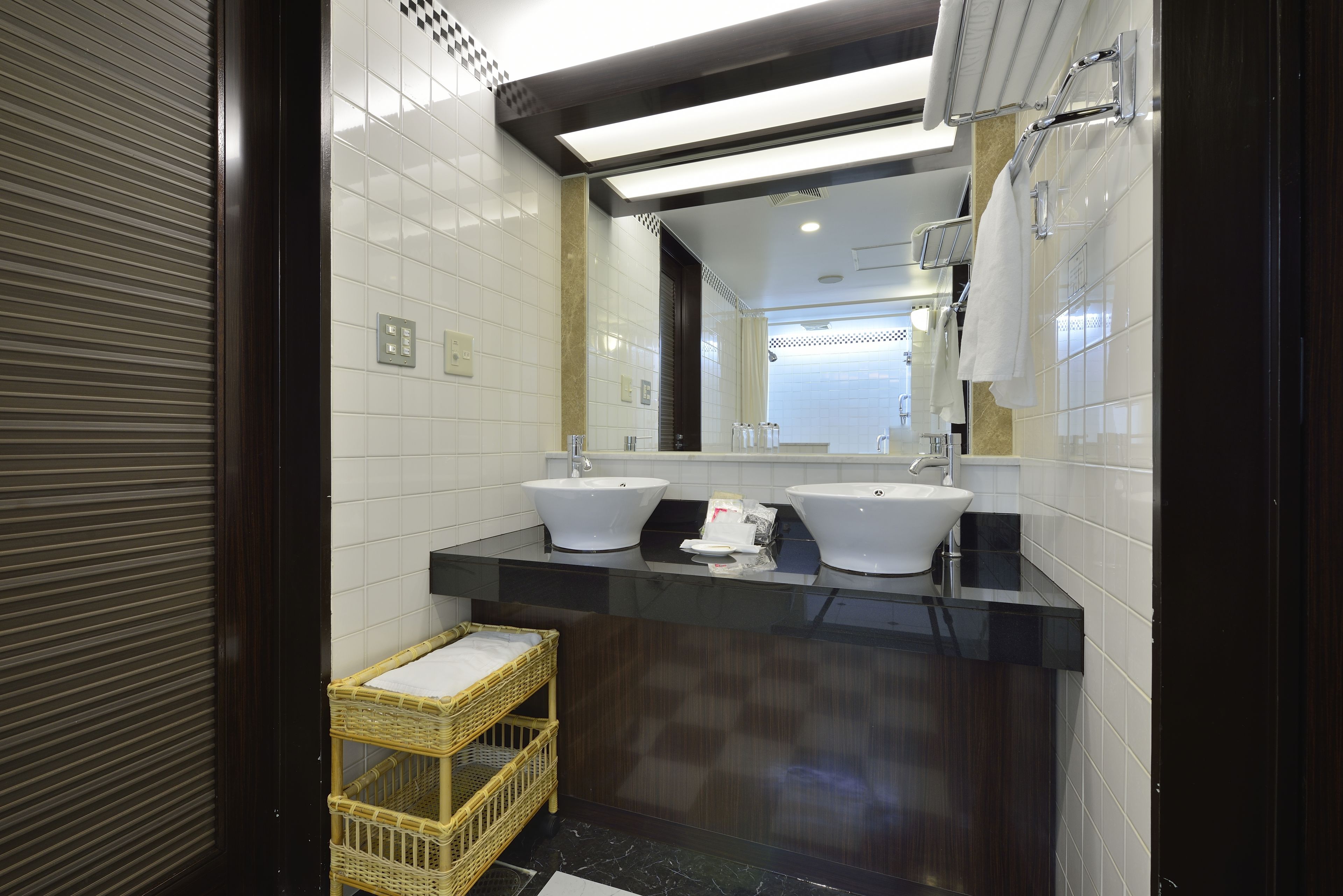 combined shower/bathtub, rainfall showerhead, designer toiletries