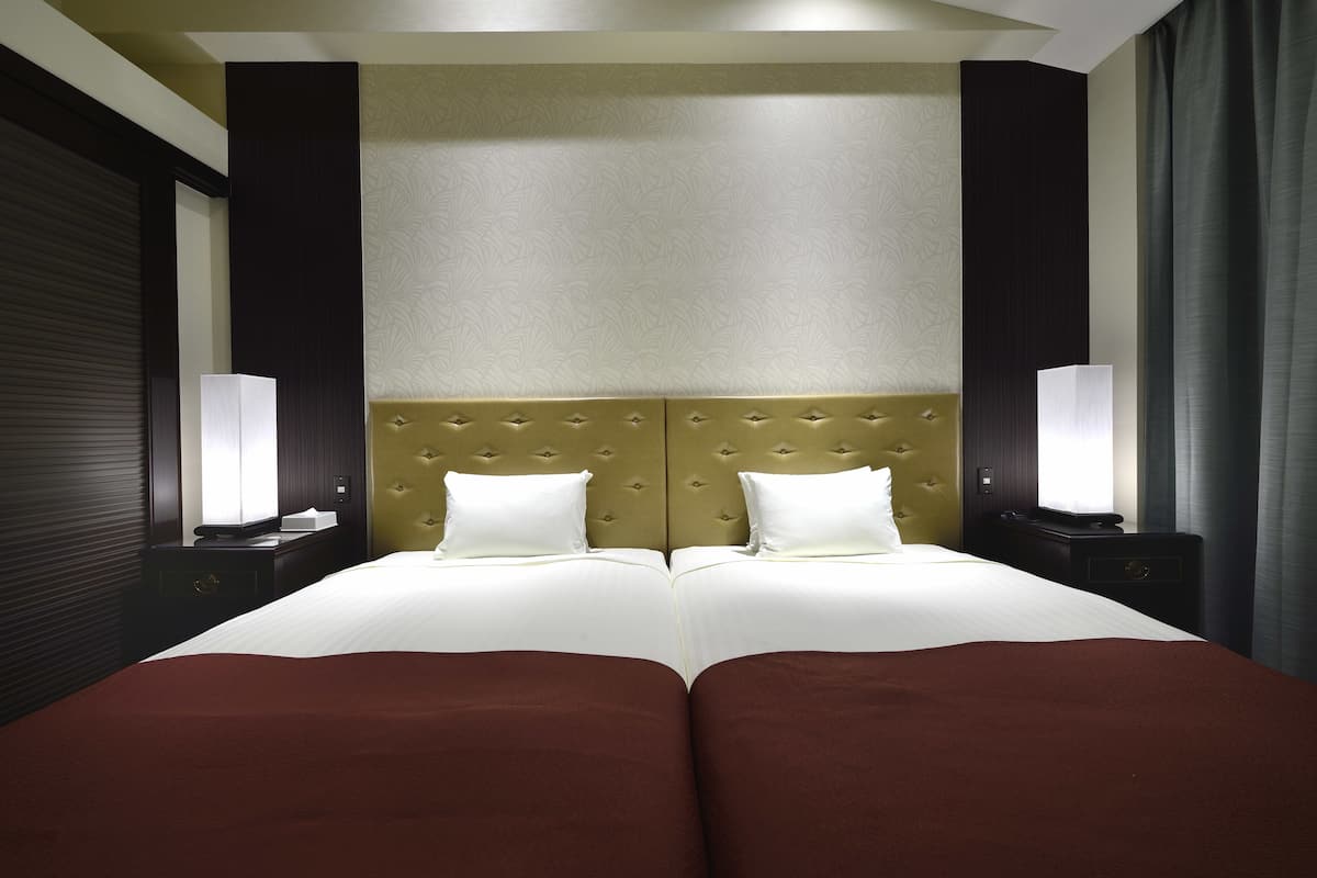 premium twin room | 1 bedroom, minibar, in-room safe, individually furnished