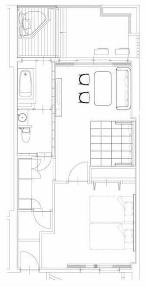 Plano de una habitación de hotel que incluye baño, una zona de estar con dos sillones, una cama y una mesita.