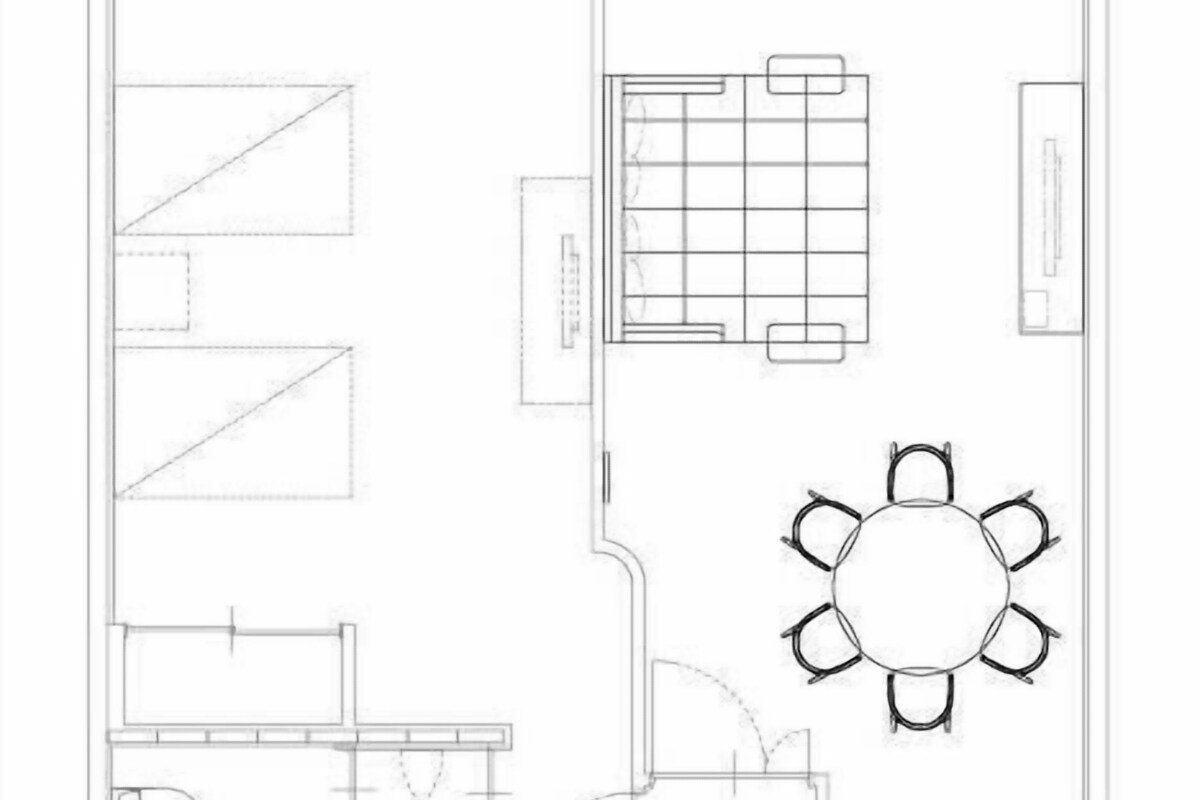 Plano de planta que muestra un comedor, cocina, baño y un pequeño espacio exterior.
