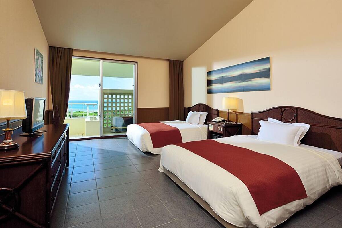 Club Suite | 1 bedroom, minibar, in-room safe, individually furnished