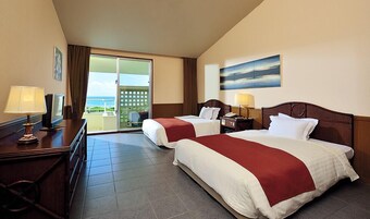 Club Suite | Minibar, in-room safe, individually furnished, desk