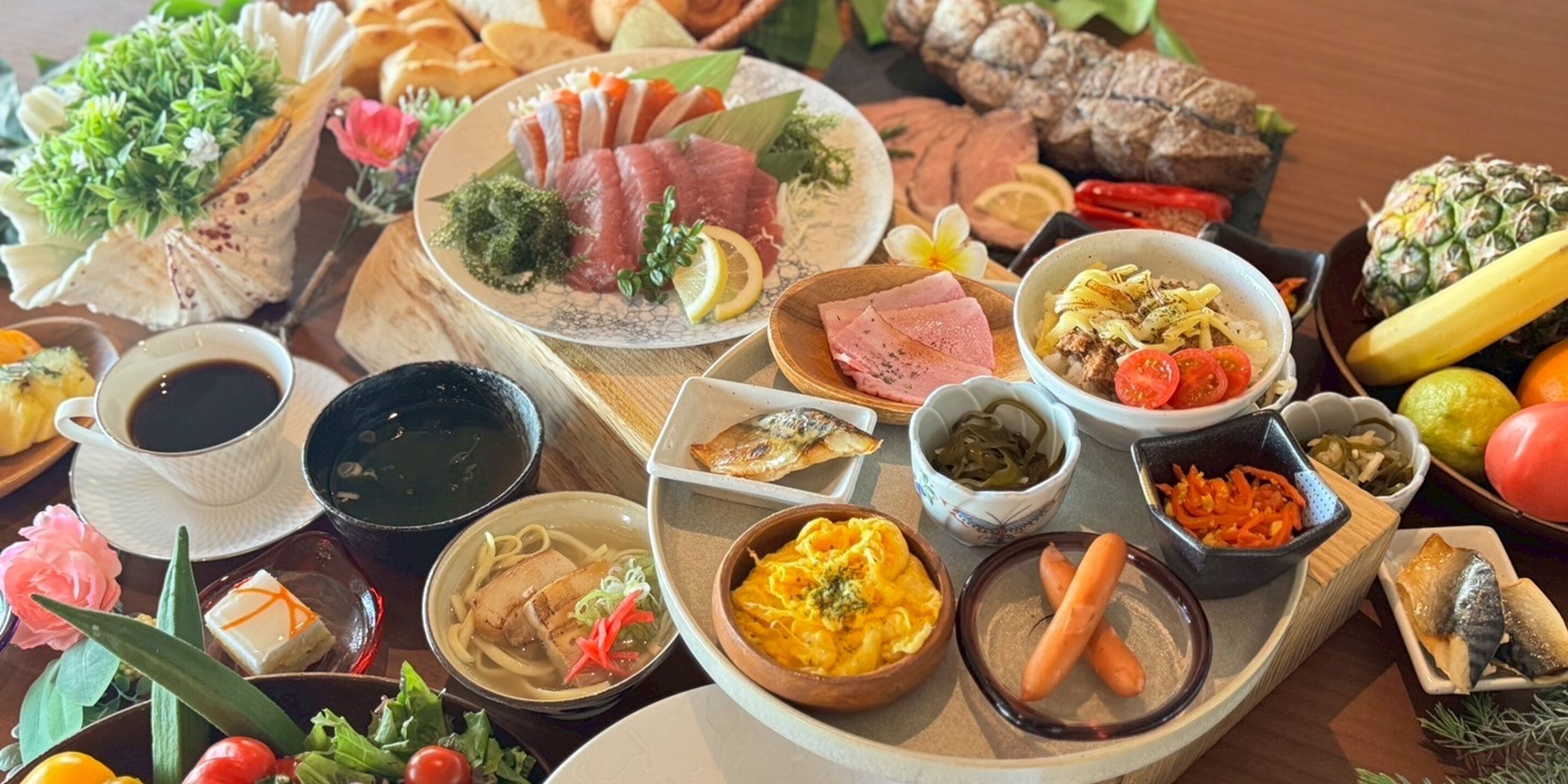 Diverse gerechten en etenswaren op een tafel, waaronder sushi, vlees, groenten en sausjes.
