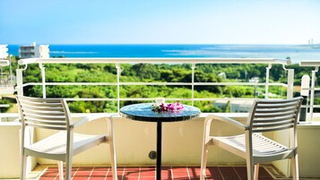 Minibar, caja de seguridad en la habitación y muebles diferentes 