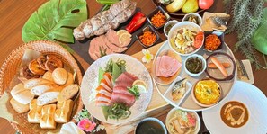 Variedad de alimentos, incluyendo sashimi, pan y un tazón de sopa.