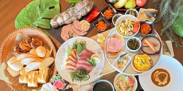 Variedad de alimentos, incluyendo sashimi, pan y un tazón de sopa.