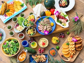 Diversos platos y alimentos dispuestos sobre una mesa de madera.