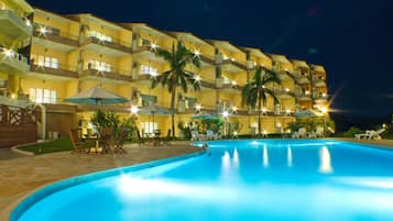 Una piscina al aire libre, sombrillas