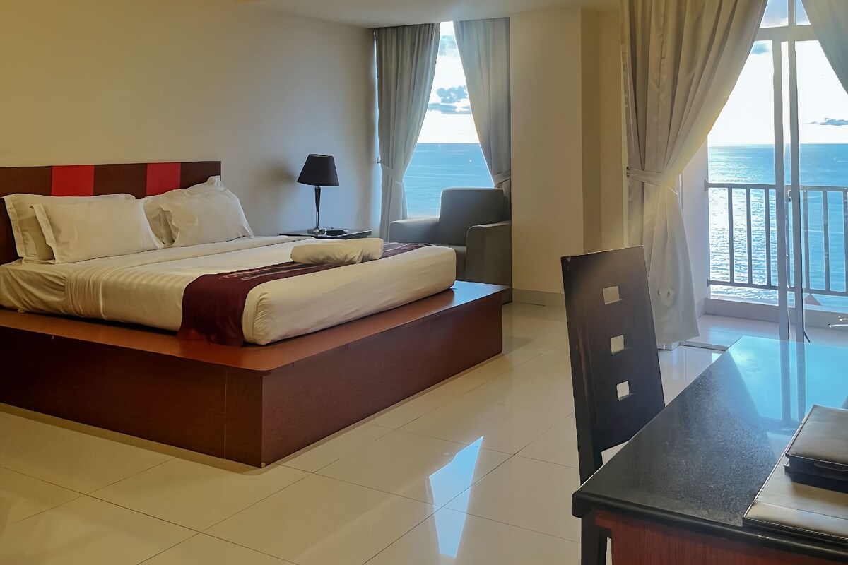 Habitación Deluxe, 1 cama King size, vista al mar | Caja de seguridad en la habitación, escritorio y wifi gratis