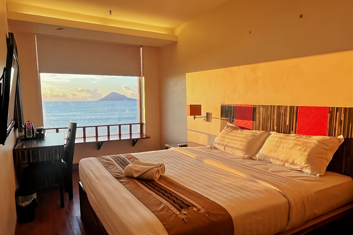 Superior Single Room, 1 King Bed | In-room safe, desk, WiFi (free), bed sheets