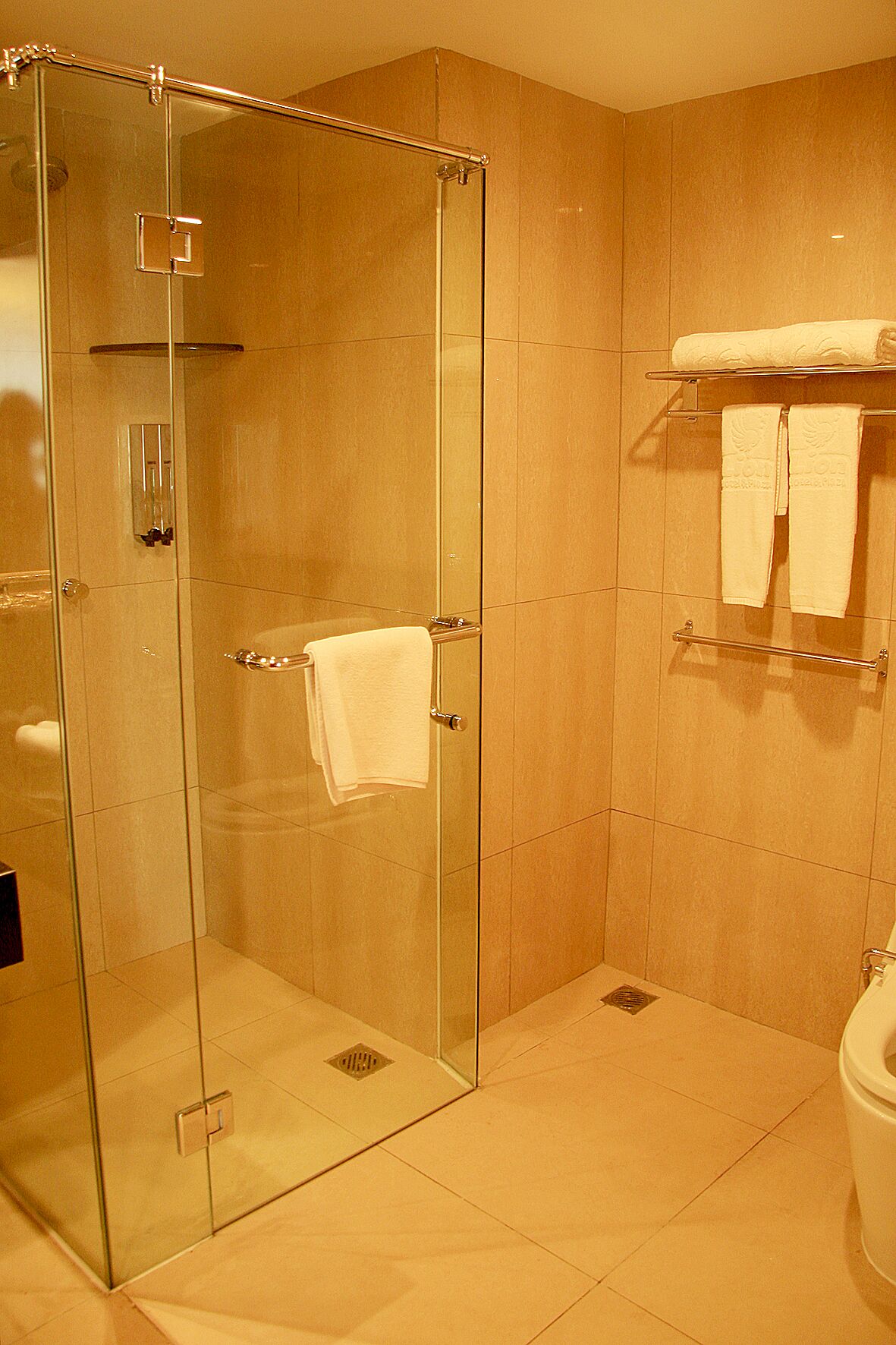 Shower, perlengkapan mandi gratis, sandal, dan handuk