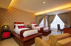 In-room safe, desk, free WiFi, bed sheets - Lion Hotel & Plaza (Manado)