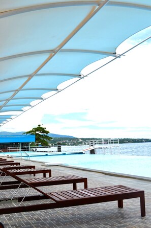 Outdoor pool - Lion Hotel & Plaza (Manado)