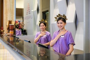 Lobby - Almadera Hotel Makassar (Makassar)