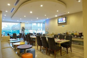 Indonesian cuisine - Almadera Hotel Makassar (Makassar)