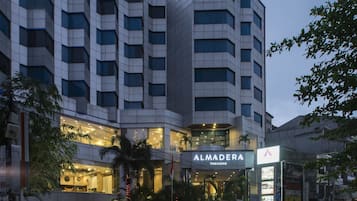 Bagian depan properti - sore/malam