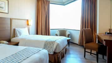 Seprai premium, minibar, brankas, dan meja kerja