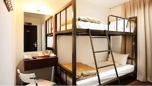 Une chambre avec un lit superposé, un bureau et une chaise, une échelle et une porte.