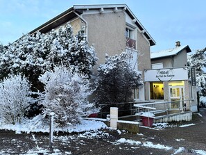 Front of property - Hotel du Val de Saône (Sathonay-Camp)