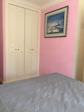 Desk, iron/ironing board, free WiFi, bed sheets - Hôtel Val de Saône PARKING GRATUIT, Wi-fi Haut Débit (Sathonay-Camp)