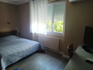 Superior Double Room | Desk, iron/ironing board, free WiFi, bed sheets - Hôtel Val de Saône PARKING GRATUIT, Wi-fi Haut Débit (Sathonay-Camp)