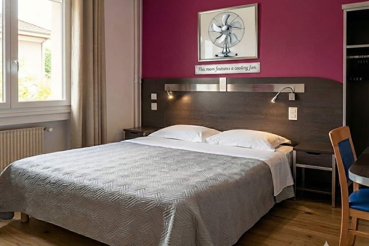 Comfort Double Room | Premium bedding, iron/ironing board (on request), WiFi (free)