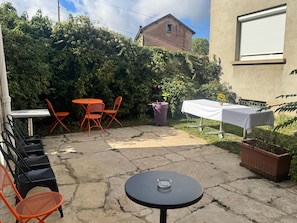 Terrace/patio - Hôtel Val de Saône PARKING GRATUIT, Wi-fi Haut Débit (Sathonay-Camp)