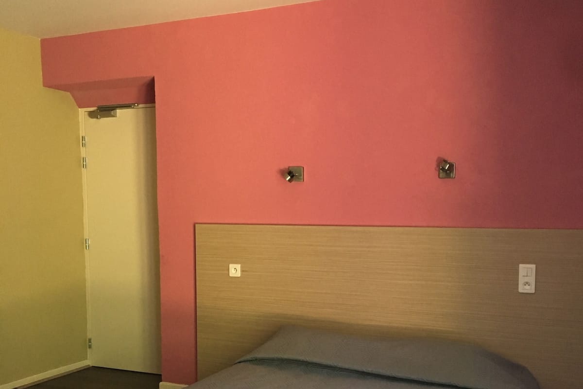 Quarto triplo | Escrivaninha, ferros/tábuas de passar roupa, Wi-Fi de cortesia