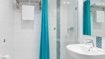 Shower, perlengkapan kamar mandi ramah lingkungan, dan handuk