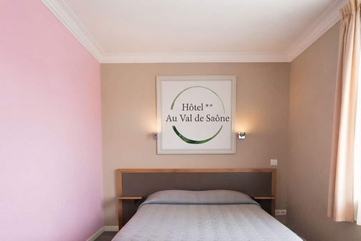 Superior Double Room, Air conditioning | Premium bedding, iron/ironing board (on request), WiFi (free)
