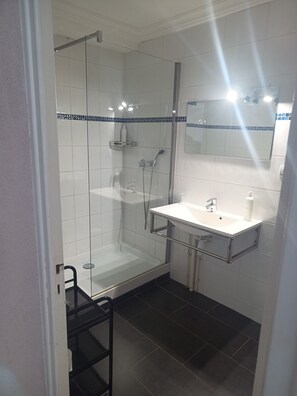 Douche, serviettes fournies