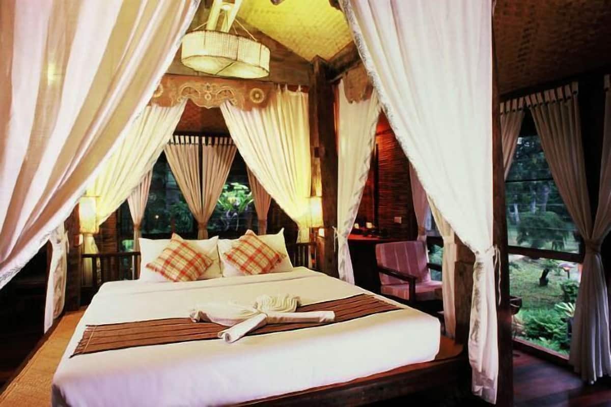 Iron/ironing board, rollaway beds, free WiFi, bed sheets
