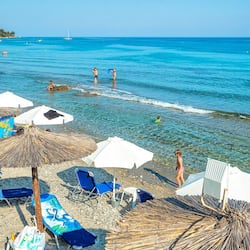 En la playa, camastros y sombrillas