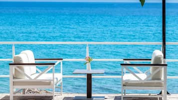 供應早餐、午餐、晚餐;多國菜