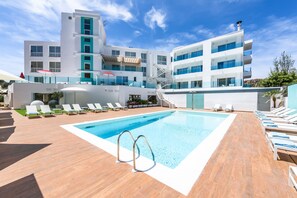 Outdoor pool, pool umbrellas, pool loungers - Plaza Santa Ponsa Boutique Hotel - Adults Only (Calvia)
